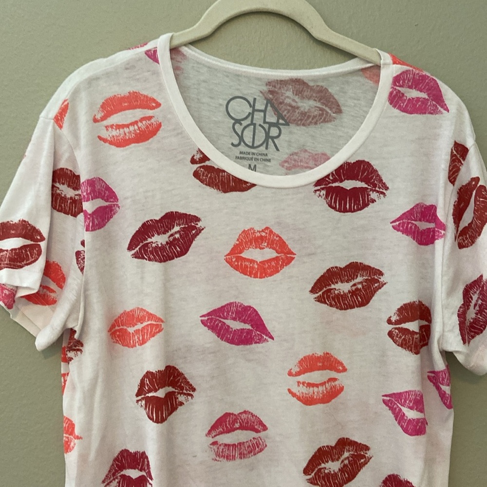 Chaser Lips Lipstick Print Graphic Tee Pink Tones Soft Short Sleeve Top - Picture 4 of 8